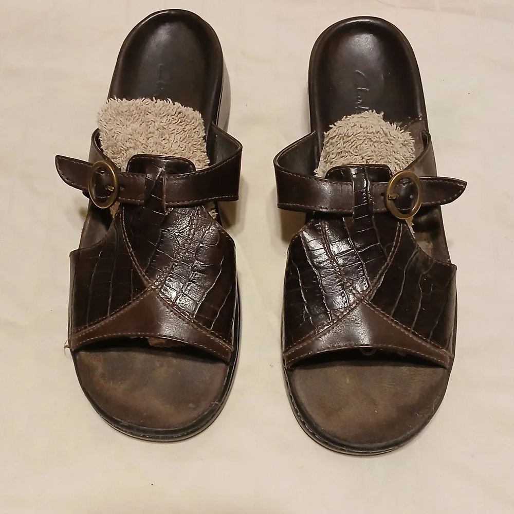 Clarks Women Dark Brown Faux Croc Wedge Sandals Comfort Fuzzy Lined Size Unknown